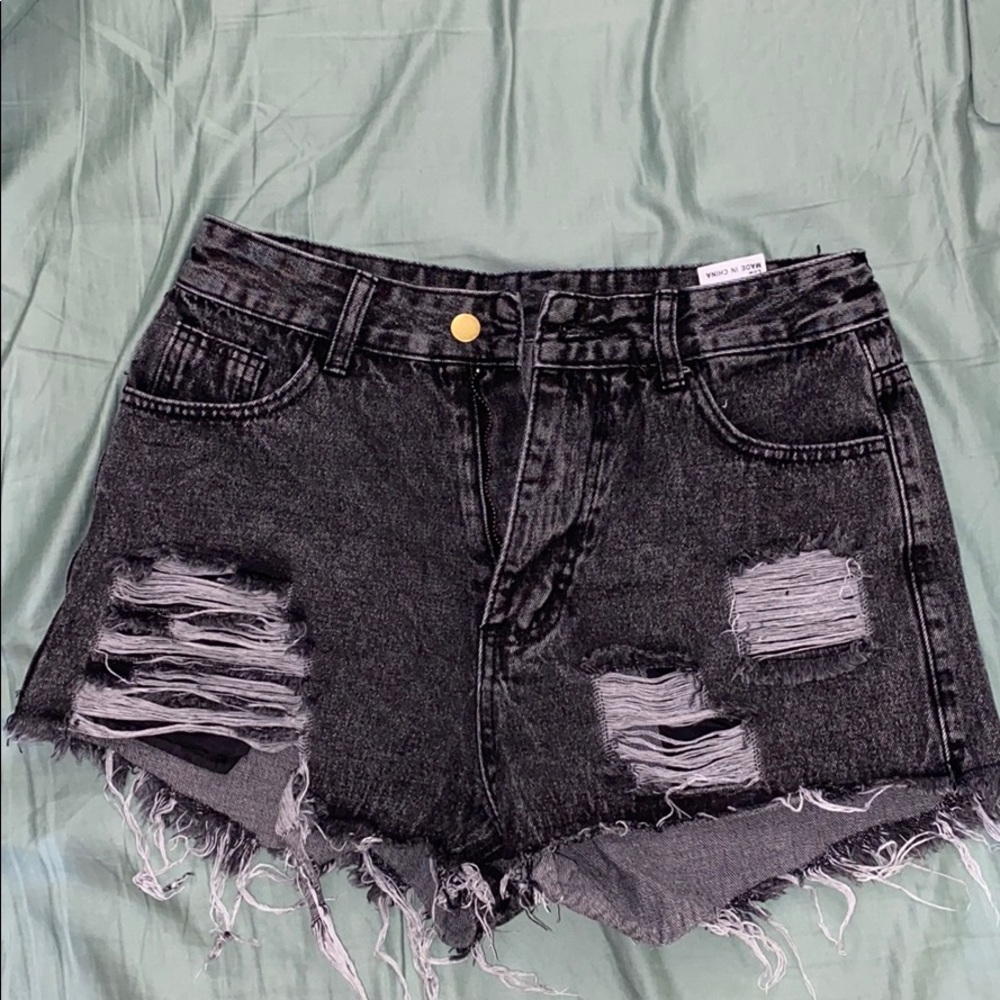 black distressed jean short (NEW)